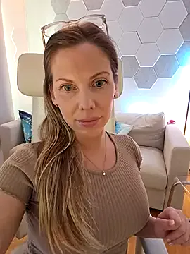 Nova-Lee live performer